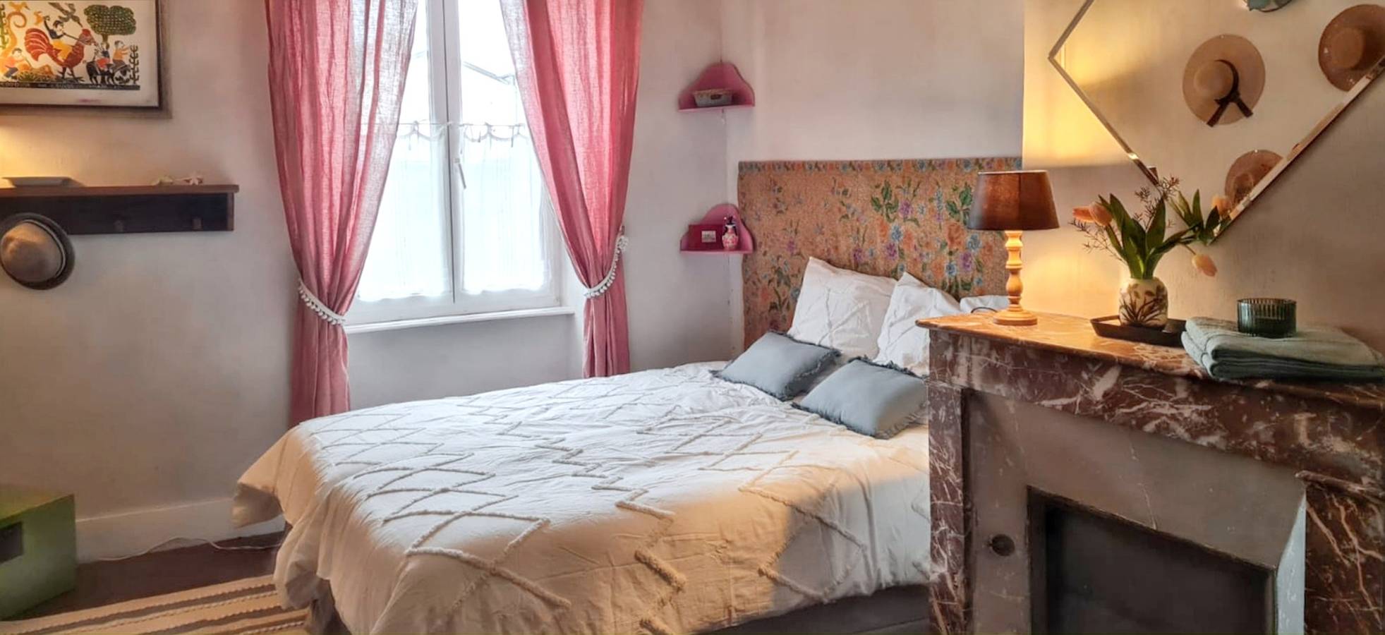 Charmantes Haus in Mauzun mit Garten und Blumenpatio in Mauzun, Regionaler Naturpark Livradois-Forez