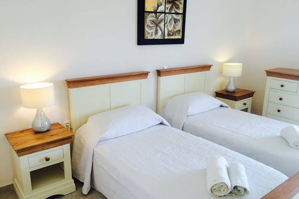 Villa mit privatem Pool und wunderschönem Meerblick - leicht zu Fuß zum Zentrum in Kassiopi, Korfu