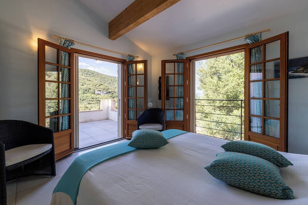 Spacious villa with sea view, swimming pool and pétanque court, close to beaches in Farinole, Calvi region