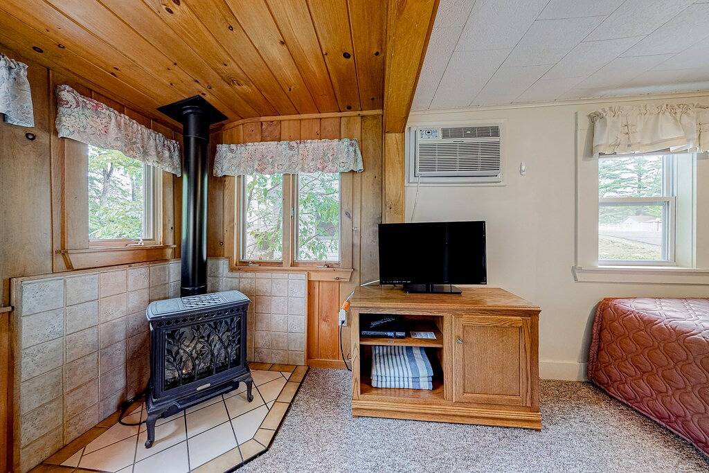 Eclectic Studio Cabin w/ Kitchenette, Free Wifi, Riverfront Location & More in Lincoln (NH), Franconia Notch