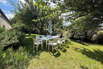 Gîte pour 8 personnes, avec jardin à Geffosses