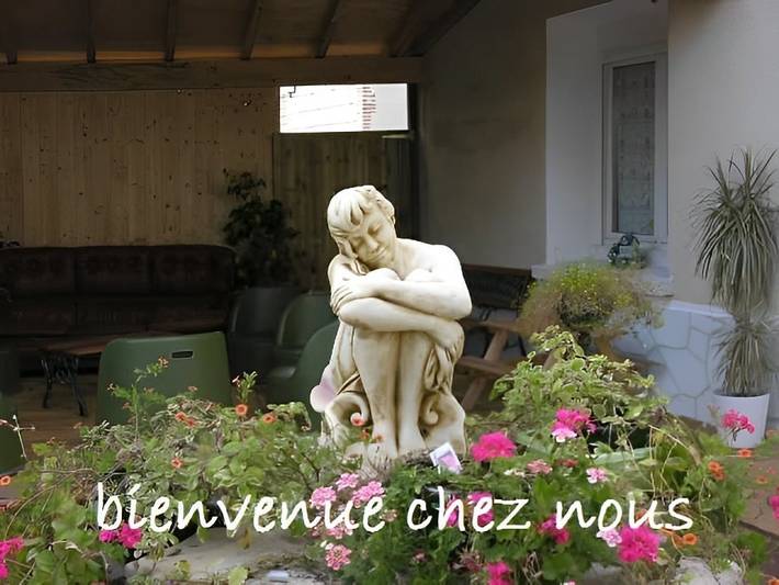 Gîte pour 25 personnes, avec jardin ainsi que piscine et terrasse