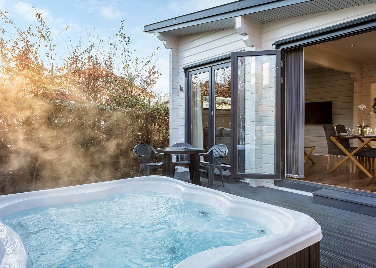 Ganze Wohnung, Roydon Two Bedroom Lodge with Hot Tub in Roydon (Essex), Essex