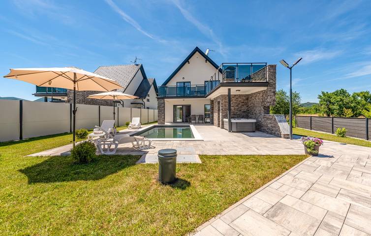 Geräumiges Apartment am Pool mit WLAN und Grill in der Nähe des Flusses Bogdanica in Gospitsch, Lika-Senj