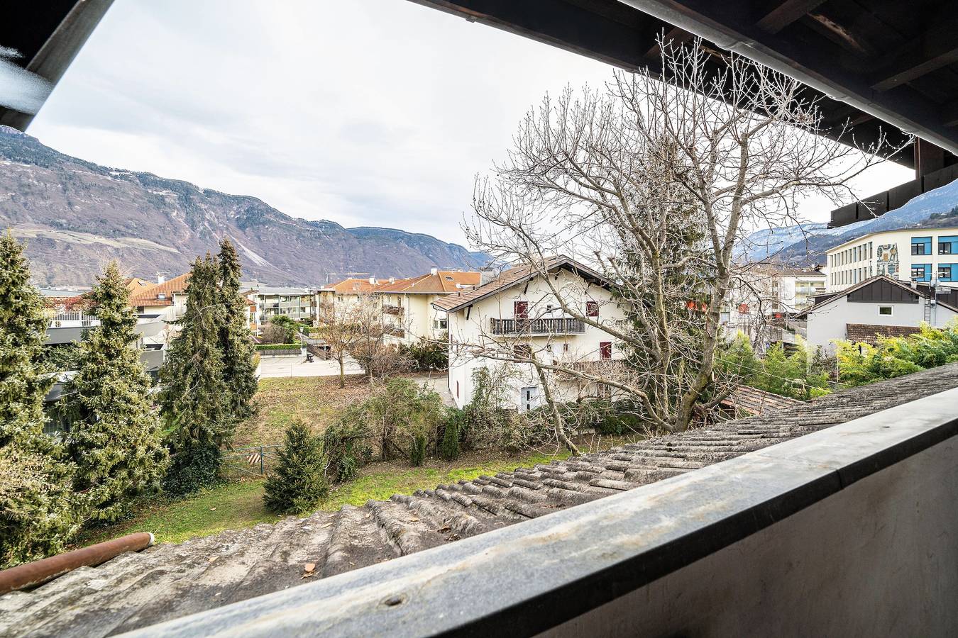Geheel appartement, Vakantieappartement 'Jörg' met grote gemeenschappelijke tuin, wifi en privézwembad mogelijk in Lana di Sopra, Lana