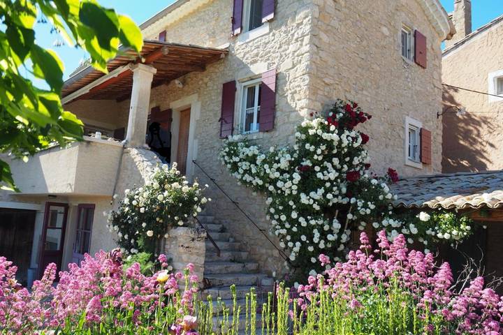 Location de vacances pour 8 personnes, avec balcon et jardin, adapté aux familles à Simiane-la-Rotonde