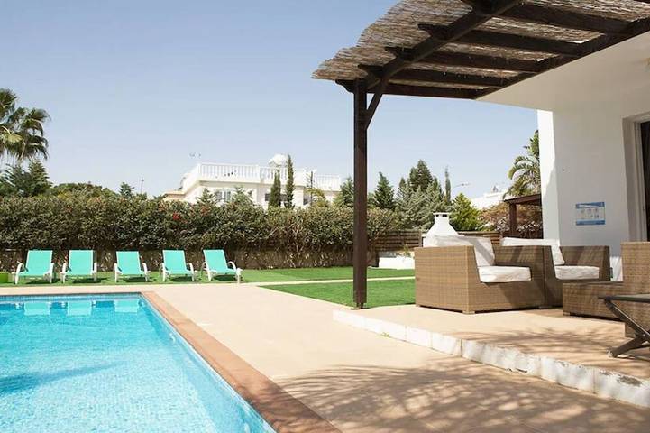 Villa for 8 people, with pool and hot tub in Nissi Beach