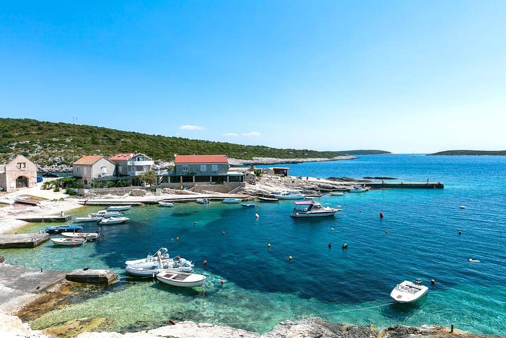 Entire apartment, Two bedroom apartment near beach Rukavac, Vis A-15352-a in Rukavac, Split-Dalmatia