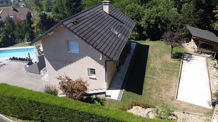 Gîte pour 3 personnes, avec terrasse et piscine ainsi que vue sur le lac et jardin en Savoie