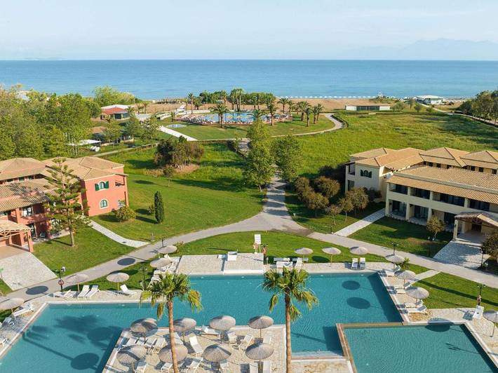 Hôtel pour 3 personnes, avec Balcon et Terrasse ainsi que Jardin et Piscine