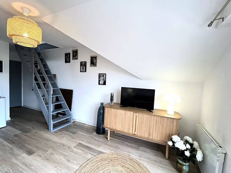 Appartement entier, Appartement cosy 4 personnes à 50m de la plage - balcon vue mer - Wifi, parking in Ploemeur, Côte des Mégalithes