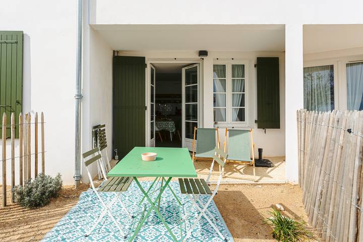 Appartement entier, Appartement La Plage, vue sur la mer, terrasse privée et Wi-Fi in Rivedoux-Plage, Île de Ré
