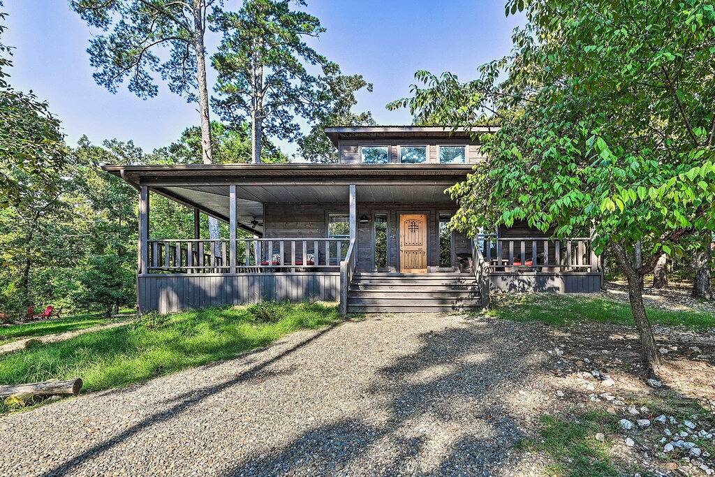 Luxe Broken Bow Cabin w/ Tesla Charging Station in Broken Bow, Broken Bow Lake