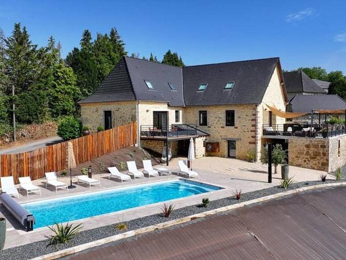 Location de vacances pour 15 personnes, avec piscine ainsi que terrasse et jardin à Coubjours