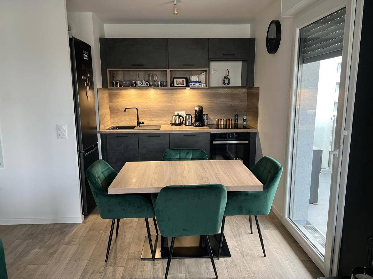 Appartement entier, One-Bedroom Apartment in Fontenay-sous-Bois, Val-de-Marne