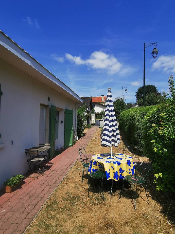 Entire apartment, 37 m² Apartment with Private Garden and Wi-Fi in Yerres, Essonne