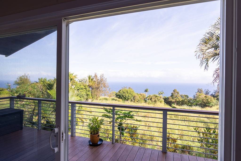 Charming home with balcony, washer/dryer & free Wifi – stunning ocean views in Kukuihaele, Hamakua