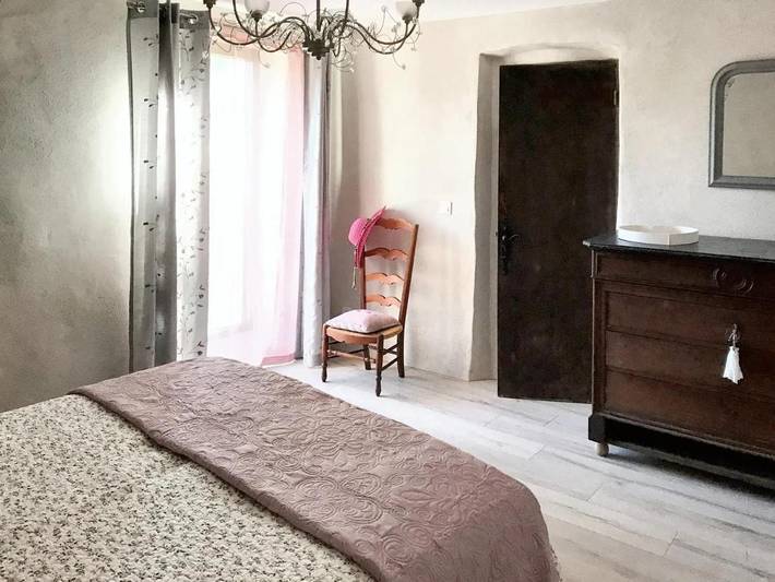 Location de vacances pour 11 personnes, avec terrasse ainsi que jardin et piscine à Saint-André-de-Cruzières - 4