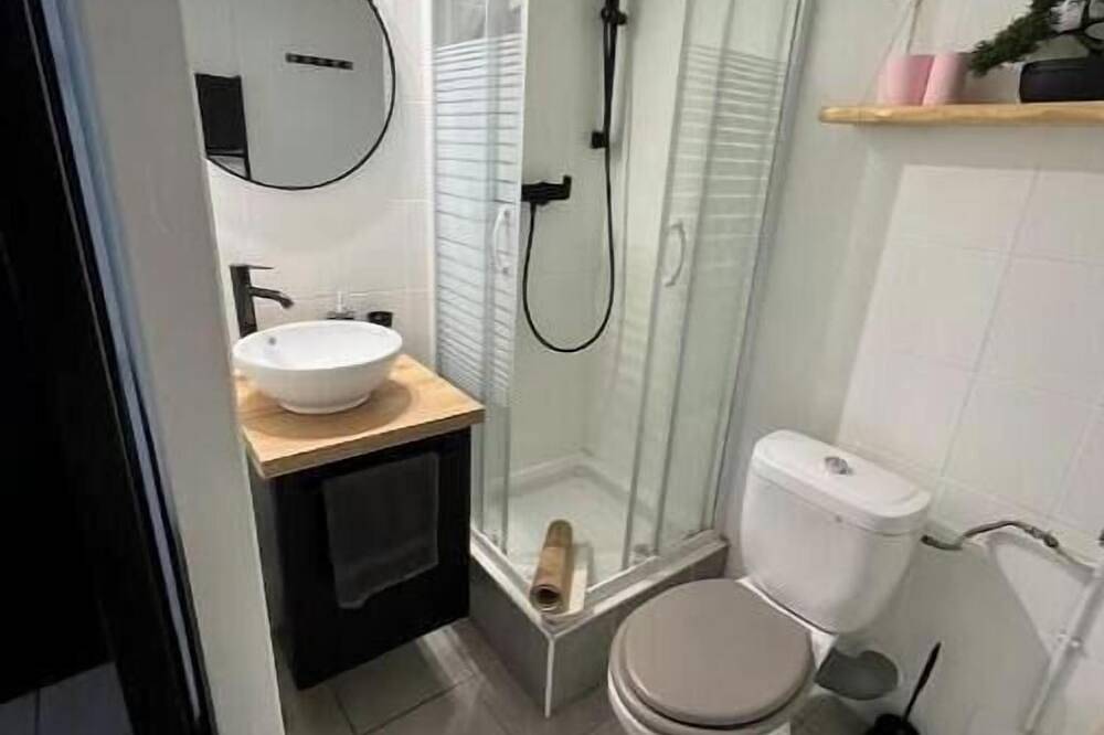 Entire apartment, Air-Conditioned 1-Bedroom Apartment in the Heart of Downtown—Everything Within Walking Distance in Bourges, Bourges region
