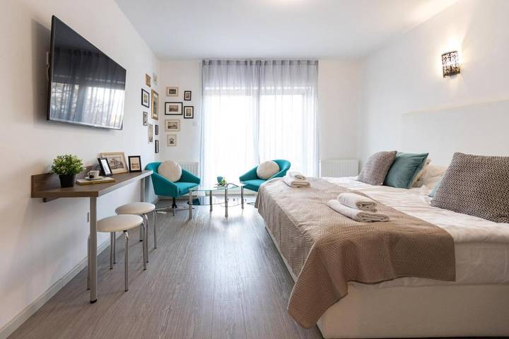 Ferienwohnung für 5 Personen, mit Balkon und Terrasse sowie Garten und Ausblick in Balatonalmadi