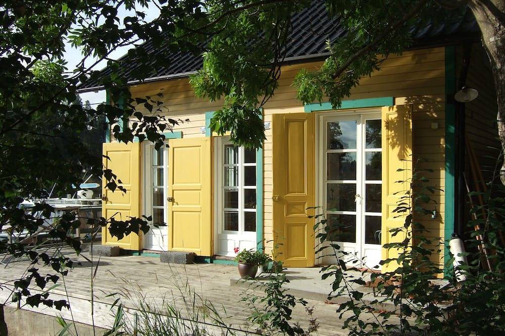 Cozy seaside cottage on its own jetty w rowing boat. 25 minutes to Stockholm! in Kummelnäs, Nacka