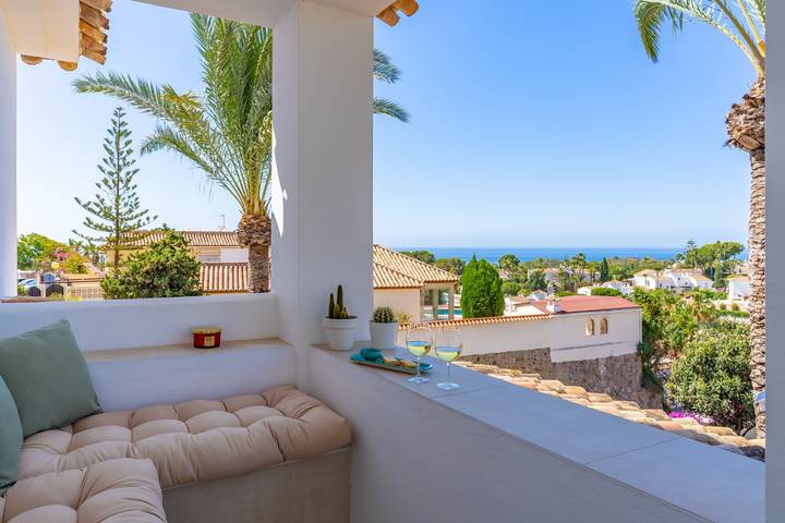 Detached Three-Bedroom House with Private Jacuzzi, 15 Minutes from Marbella in Urbanizacion Calahonda, Mijas
