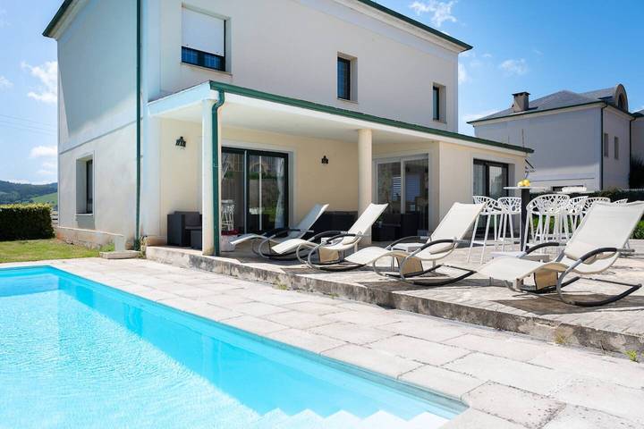 Chalet para 10 personas, con vistas además de jardín y piscina - 1