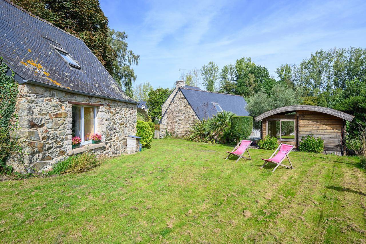 ‘Petite Maison & Wellnessruimte’ met jacuzzi, wifi, terras en privé tuin in Cléguérec, Pontivy en omgeving