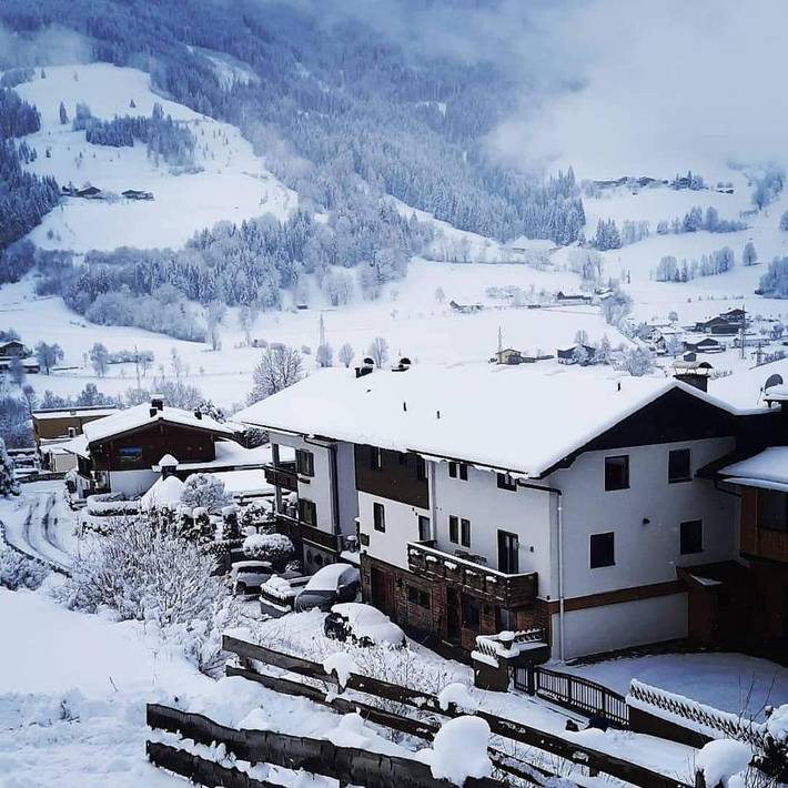 Ferienhaus für 25 Personen, mit Balkon und Whirlpool sowie Terrasse und Garten