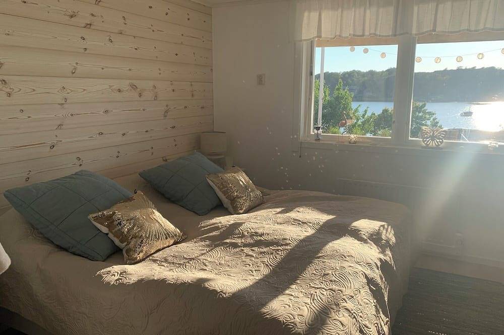 Design beach house with beautiful sea view, lounge terrace and jacuzzi in Ellös, Orust