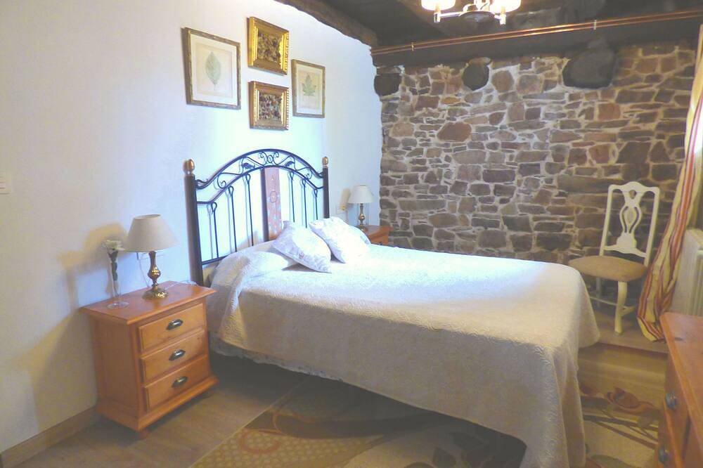 Entire apartment, Cozy apartment with rural charm at La Viliella in Cangas del Narcea, Naturpark Fuentes del Narcea, Degaña e Ibias