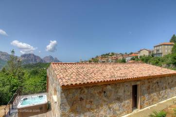 Gîte pour 4 personnes, avec terrasse ainsi que sauna et jacuzzi en Corse
