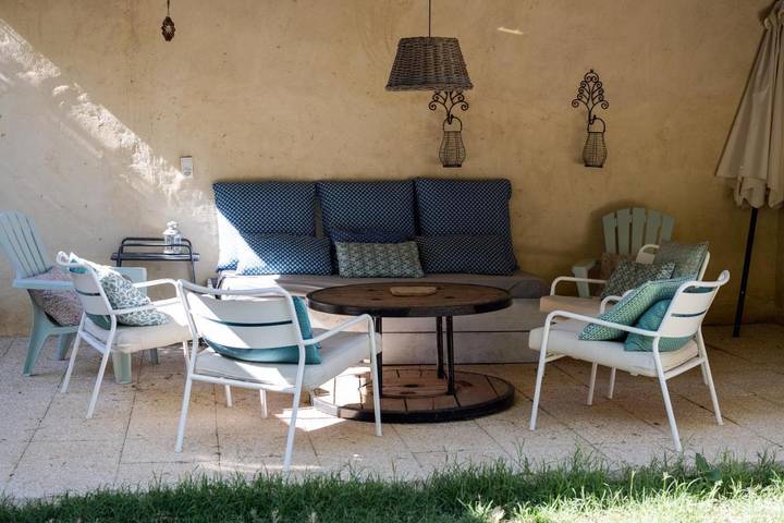 Location de vacances pour 8 personnes, avec piscine ainsi que vue et jardin à Caderousse - 4