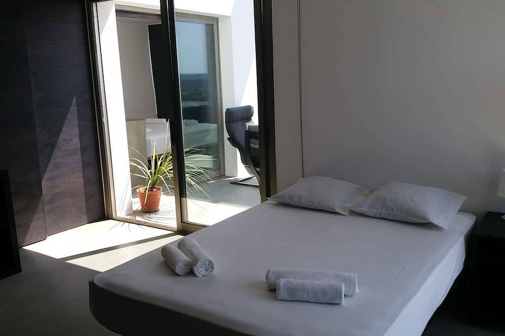 Modern Design Villa /Views, Free  Wifi, Priv.Pool, Bbq, Airco in 2 Dbl Rooms in Canyelles (Barcelona), Garraf