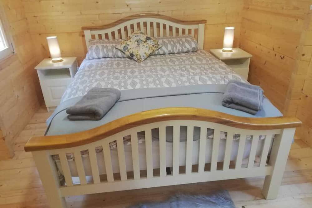 Log cabin on the lake - Sleeps 4 & jacuzzi in Nenagh, Lough Derg