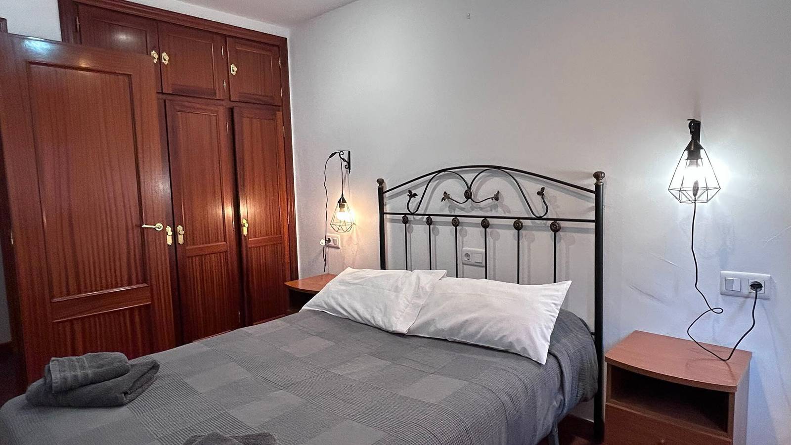 Apartamento entero, Apartamento 'Dos' con vistas a la montaña, terraza compartida y Wi-Fi in Guadalaviar, Muela de San Juan