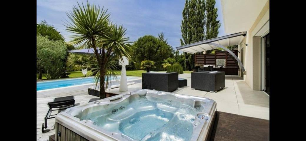 Location de vacances pour 14 personnes, avec vue ainsi que jardin et piscine à Vigneux-de-Bretagne - 3