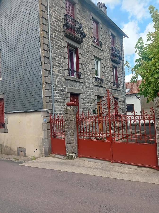 Gîte pour 4 personnes, avec jardin dans Gare De La Bourboule