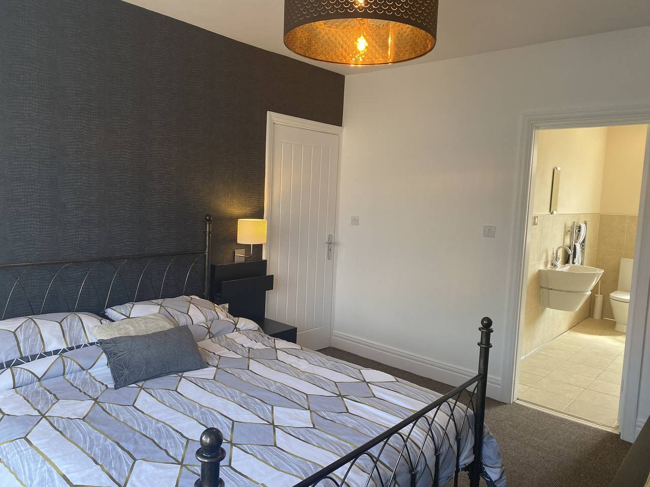 6 Bed-Sleeps 12-Hot Tub-Free Parking-Pet Friendly in Newcastle upon Tyne, North East England