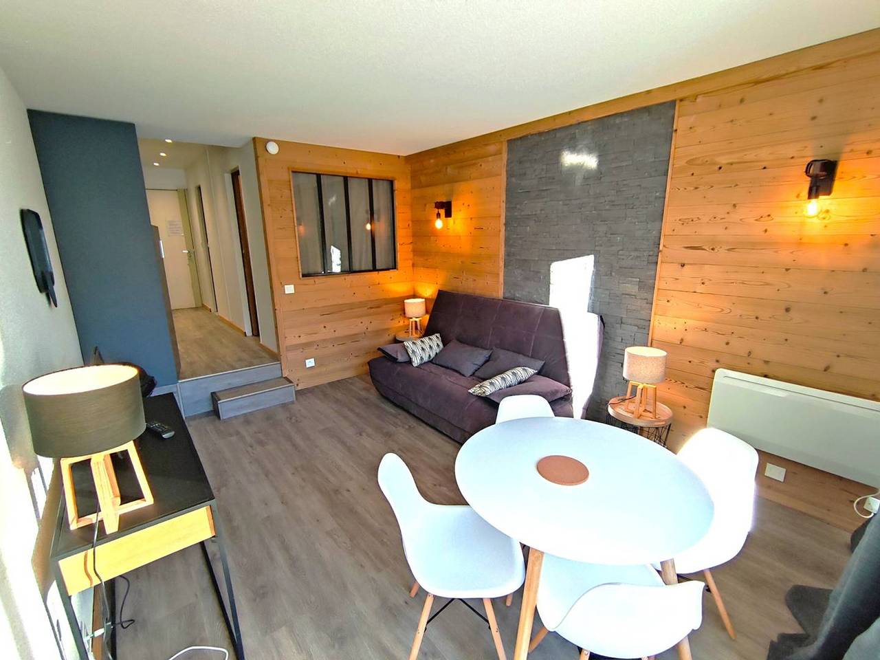 Entire apartment, Renovated 2-Room Ski-in/Ski-out, South-Facing Balcony, Close to Shops and Activities in Isola 2000, Isola