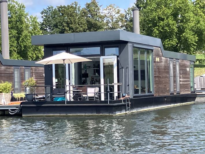 Boot voor 4 personen, met terras en uitzicht op het meer in Nederland