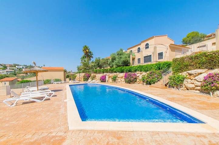 Maison pour 3 personnes, avec piscine ainsi que terrasse et jardin à Cala Romantica