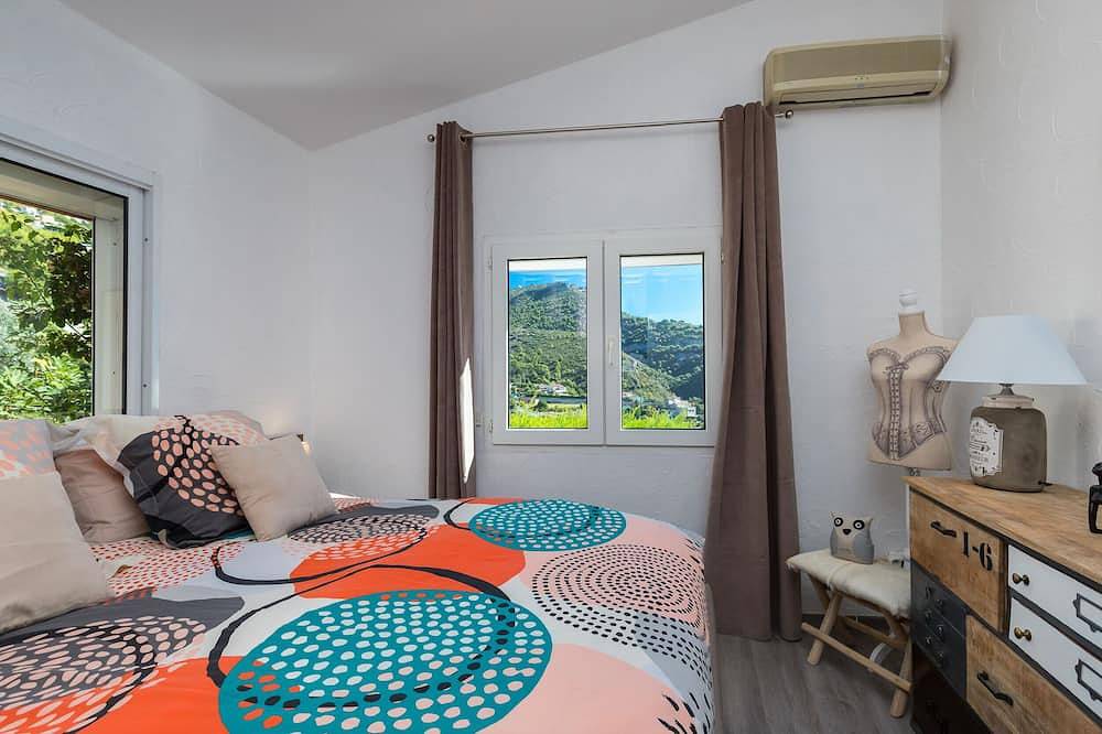 Lovely, relaxing home overlooking the Mediterranean Sea, minutes from Monaco in Èze, Nice region