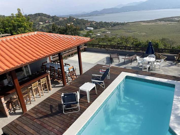Casas e apartamentos de temporada para 3 pessoas, com jardim e vista e ainda piscina and vista para o lago em Garopaba
