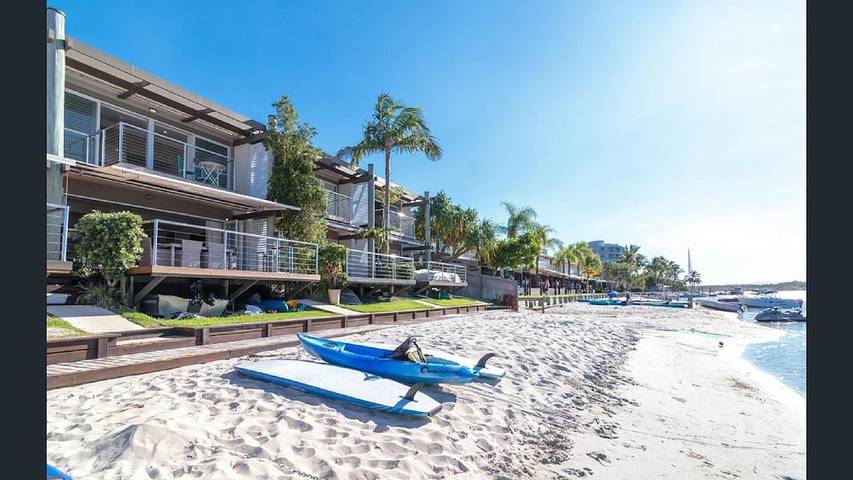 Holiday home for 6 people, with pool and garden as well as balcony in Noosa