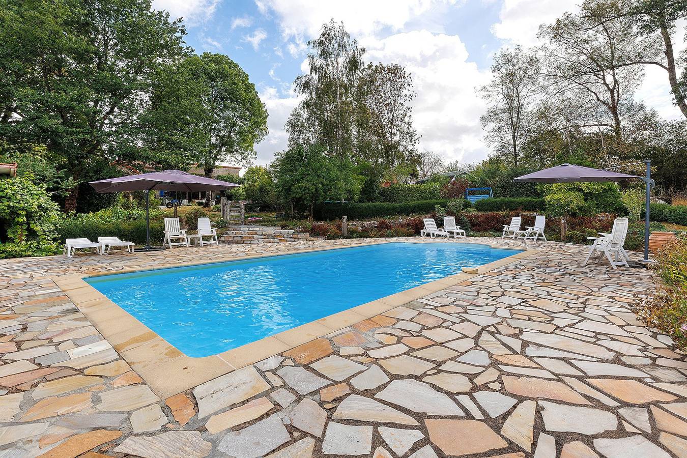 Villa Felinas : havre paisible avec grand jardin, piscine chauffée et équipements famille in Ahun, Région de Guéret