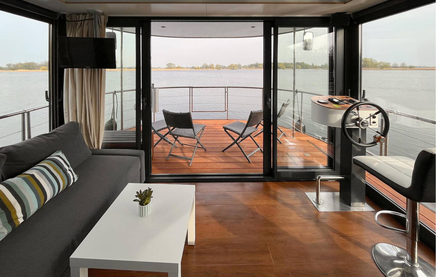 Hausboot am Fluss mit Terrasse und Bootsverleih, 400m von der Havel entfernt in Pritzerbe, Havelsee