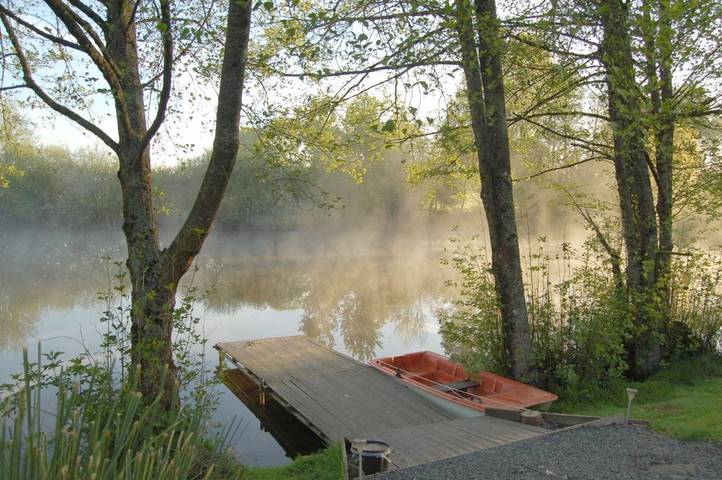 Mobil home pour 3 personnes, avec vue sur le lac et piscine ainsi que jardin et terrasse à Bressuire - 3