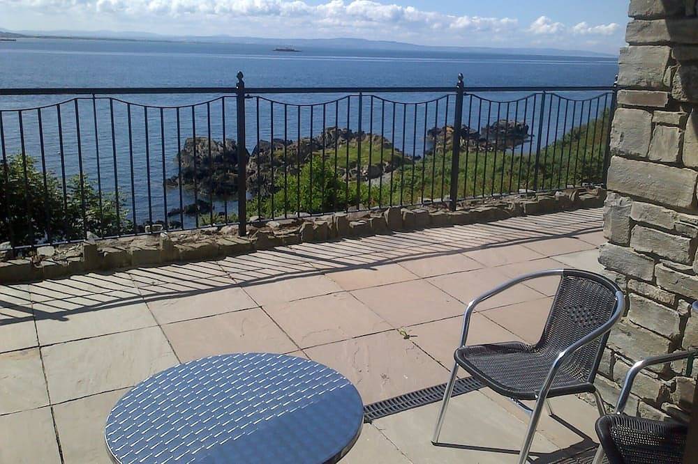 Ganze Wohnung, Panoramablick über Lough Foyle mit privater, abgeschlossener Terrasse / Wifi / Netflix / Baby in Inishowen, County Donegal
