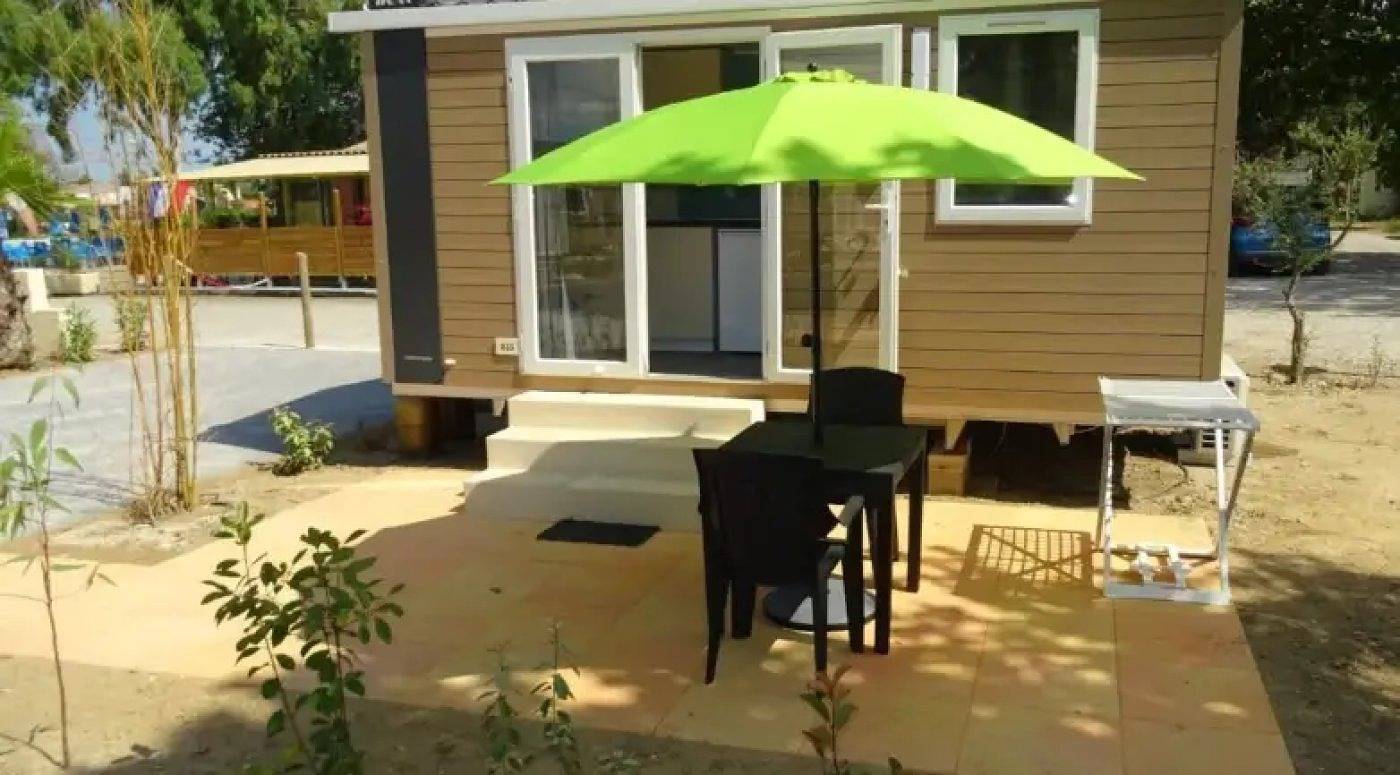Zecamping 4 étoiles animé parc aquatique locatif Tv clim 18m2 in Grimaud, Côte méditerranéenne (France)